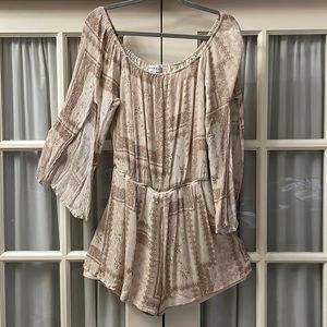 Gilli Romper Shorts. Size Misses Large. Tan/white